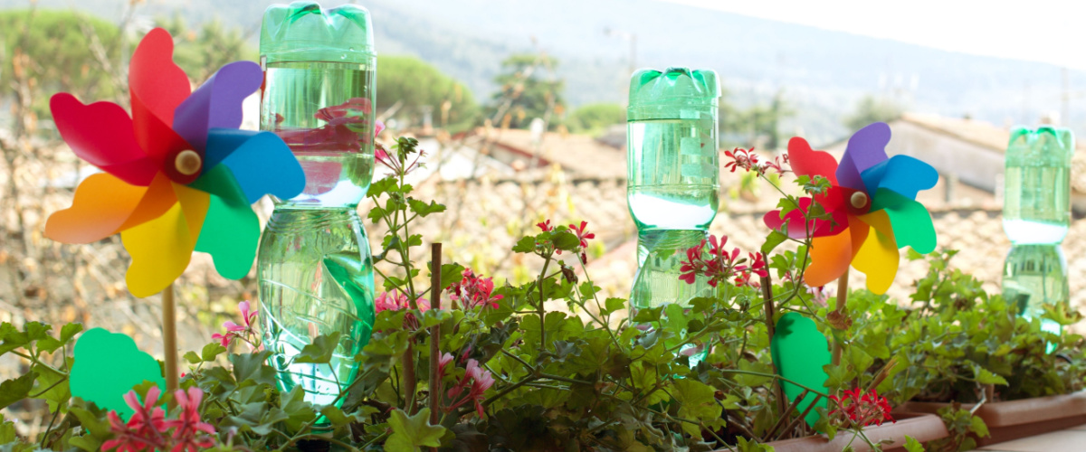 Planten water geven met een plastic fles - Tuincentrum Tuin!